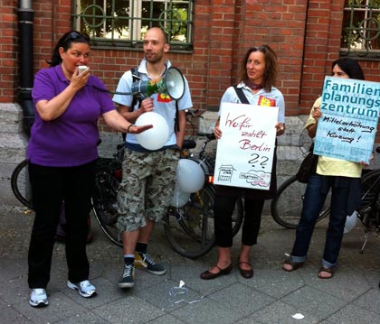 Berlin: Demo von FPZ BALANCE und Lesbenberatung vor der Senatsverwaltung für Gesundheit und Soziales