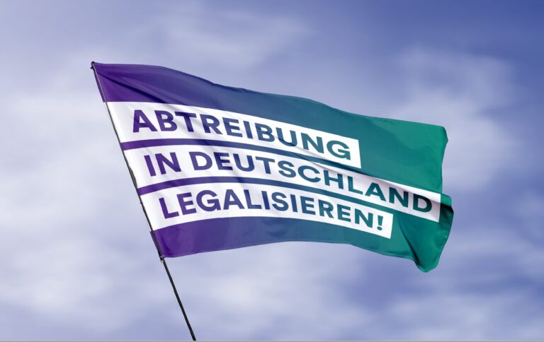 Presseeinladung: Petitionsübergabe “Weg mit § 218”